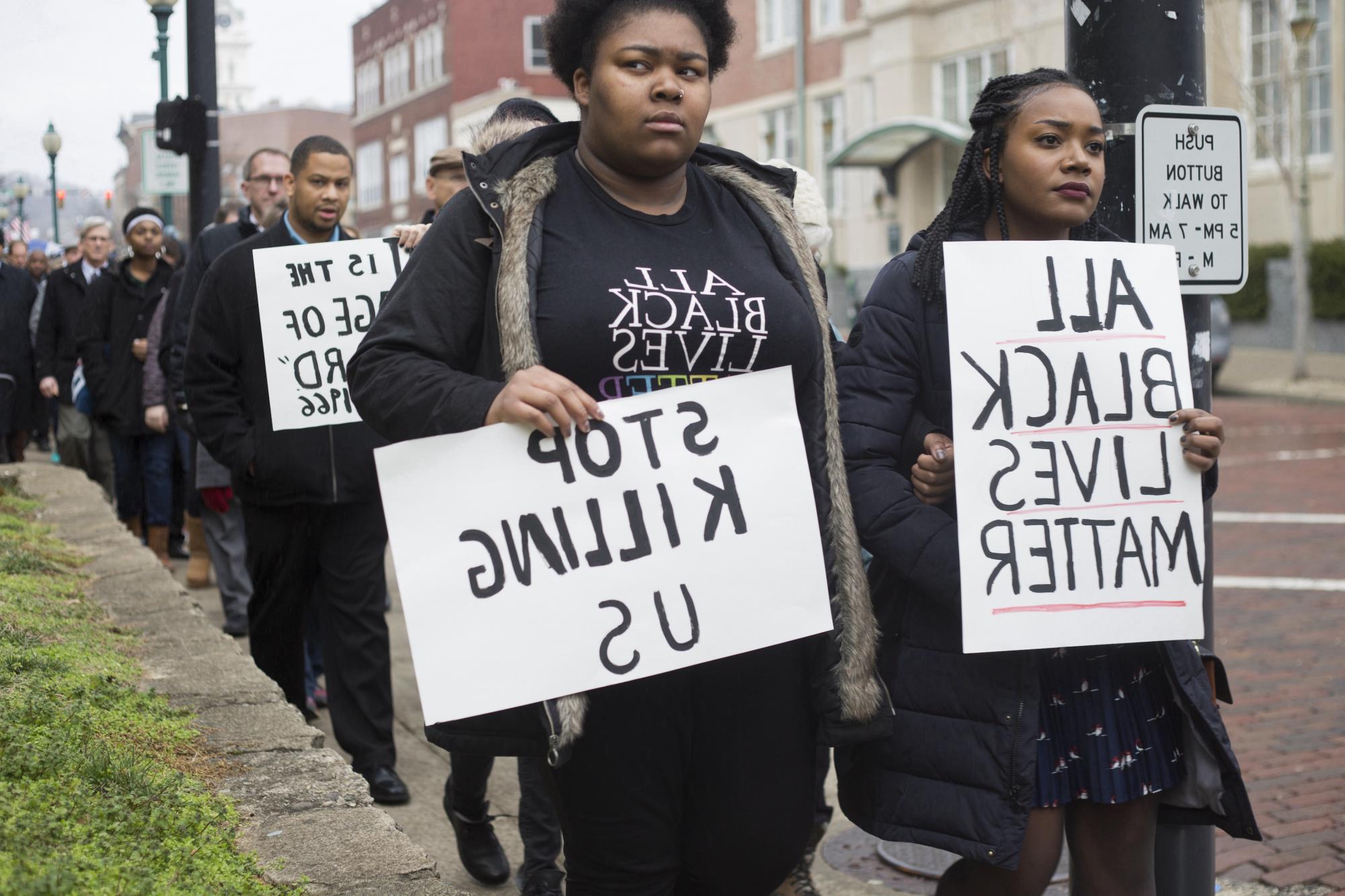 两个黑人妇女举着BLM的牌子