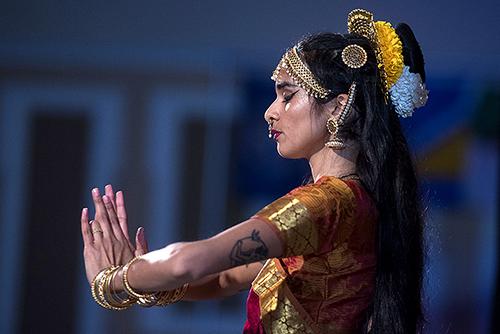 学生在多元文化中心活动的舞台上跳舞