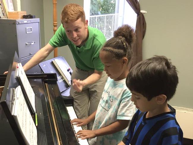 一位newbb电子平台的学生给孩子们上私人钢琴课