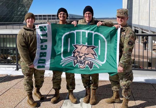 空军后备军官训练队newbb电子平台的学生们穿着制服举着俄亥俄州的旗帜