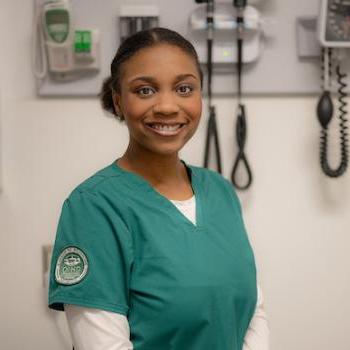 newbb电子平台的一名护理系学生穿着工作服，袖子上有newbb电子平台的徽章