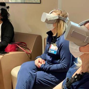 医护人员在一项研究中佩戴虚拟现实耳机